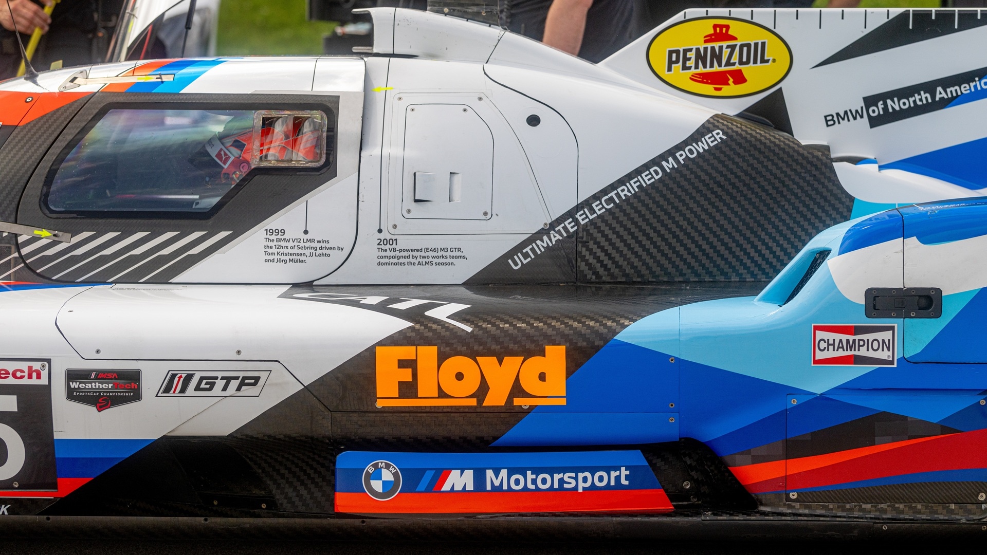 BMW M Hybrid V8 mit einem Floyd Sticker