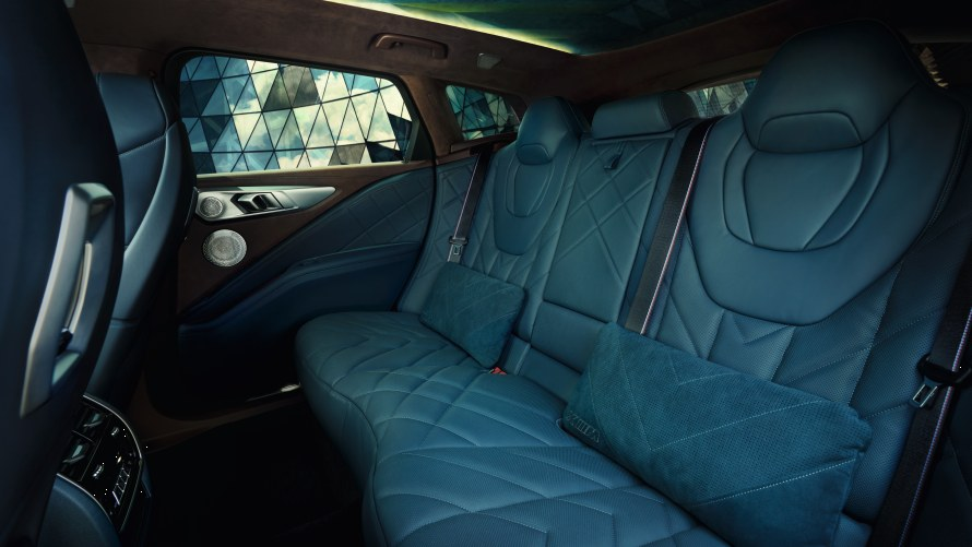 M LOUNGE. Ein großzügiges Raumgefühl, hochwertige Materialien und ein extravagantes Design verwandeln den Fond des BMW XM in eine exklusive M Lounge. Die einteilige Sitzfläche und Details wie die diamantförmigen Strukturen in den Kopfstützen und im Nahtbild vermitteln Komfort und Luxus. Zusammen mit dem skulpturalen, indirekt beleuchteten Dachhimmel, dunklen Scheiben und Komfortkissen entsteht so ein neuartiges Raumgefühl.