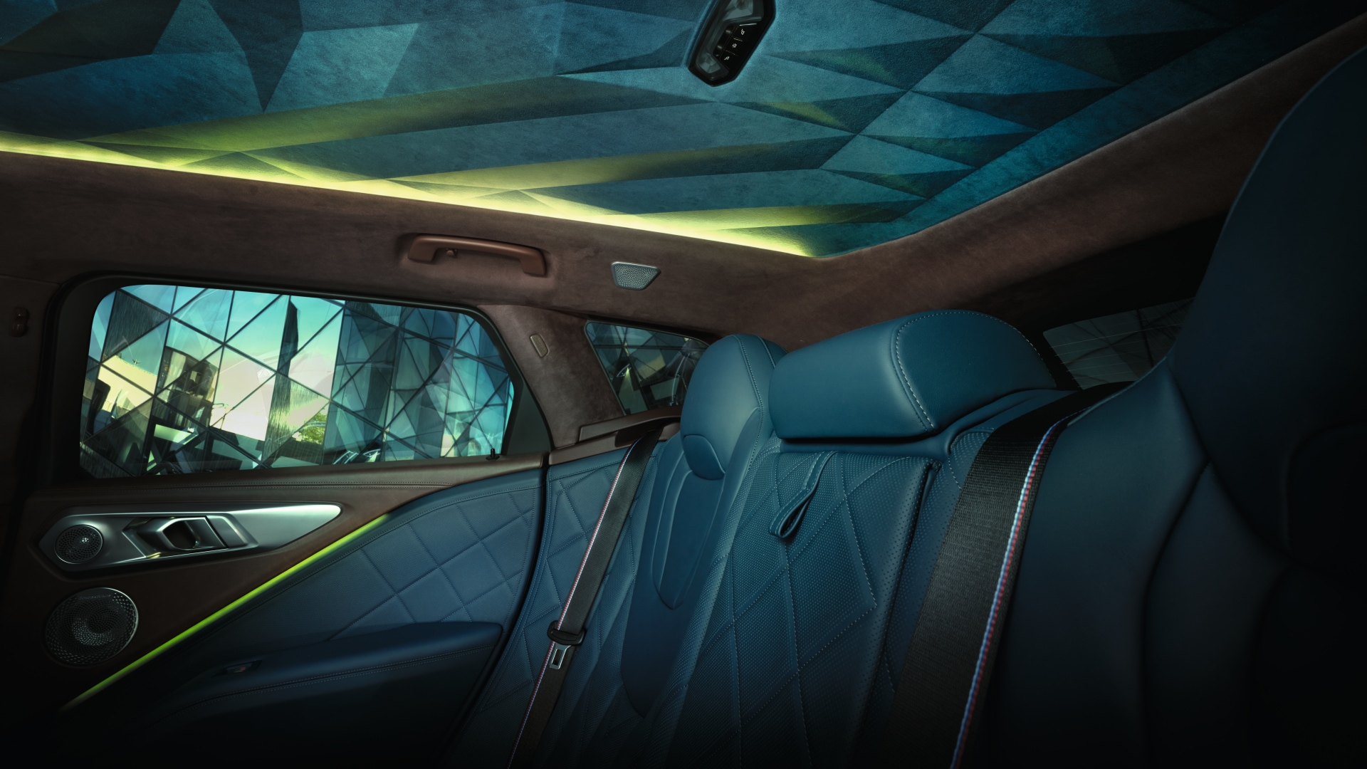 ILLUMINATED HEADLINER. The indirectly illuminated headliner impresses with a three-dimensional prism structure. Distinctive Ambient light provides a splendid presentation of the various lighting designs such as the welcome scenario. The colour selection can be adapted to individual needs to match driving mode and atmosphere.