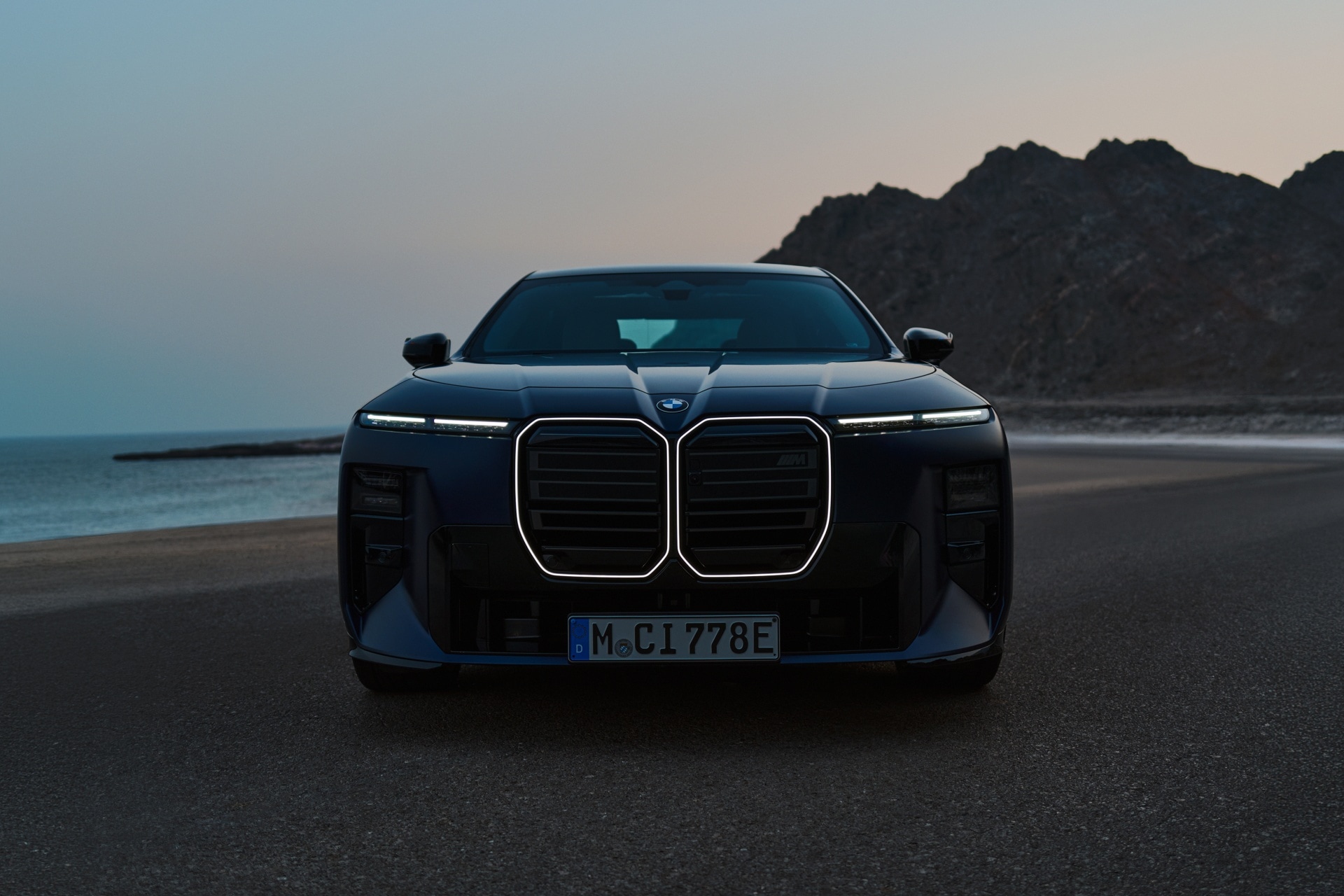BMW M760e xDrive Front und M Niere mit Iconic Glow
