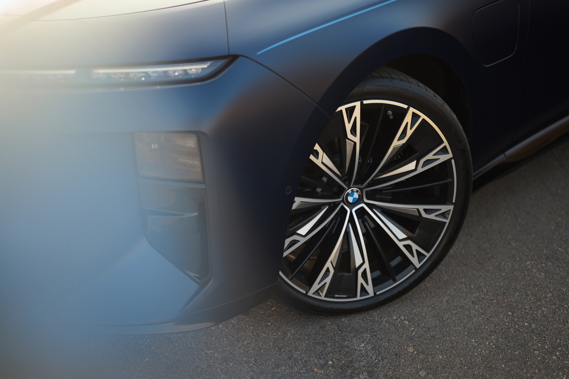 BMW M760e xDrive mit Individual Leichtmetallfelge 1099 I