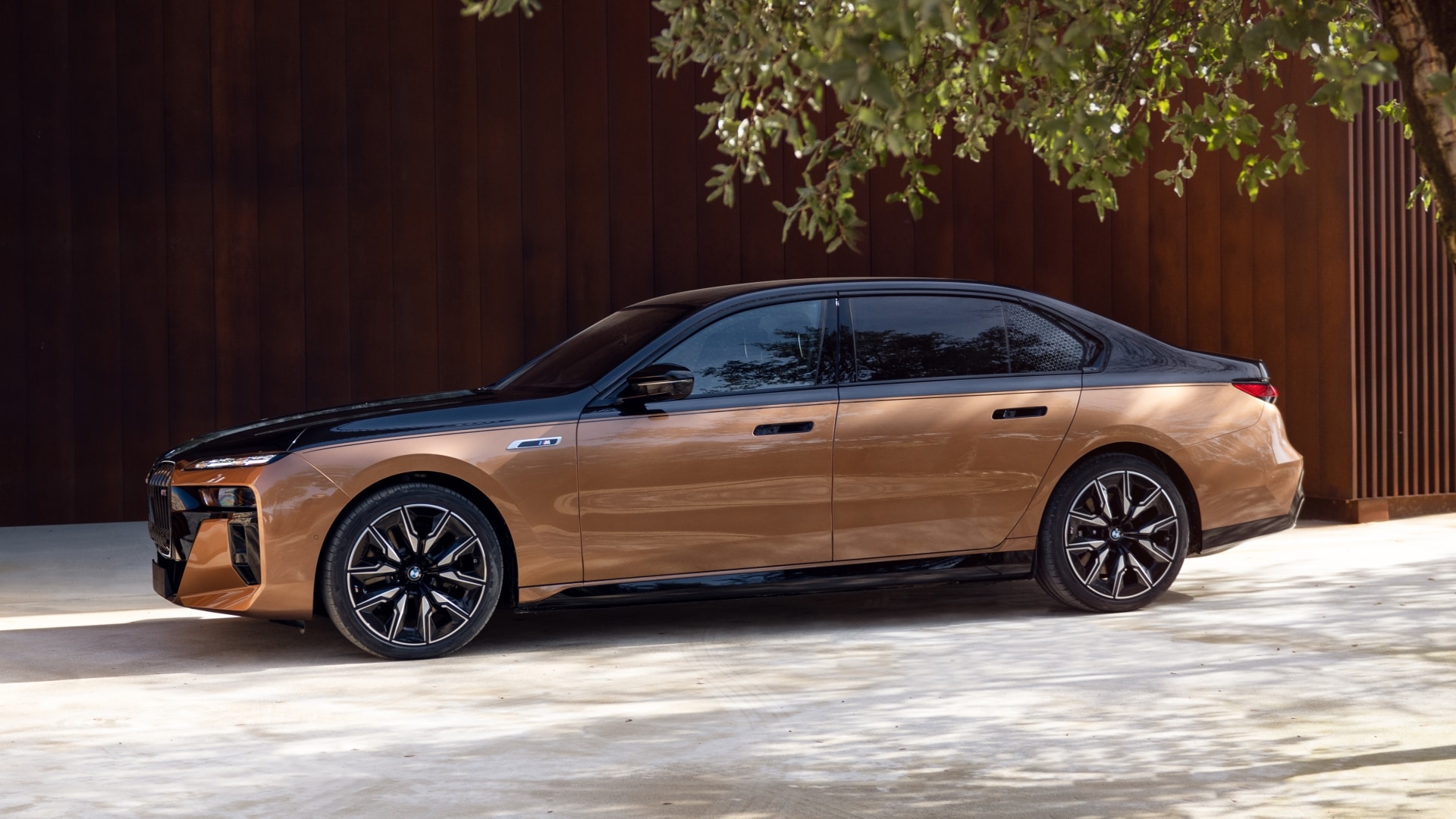 BMW i7 M70 with Two-Tone Individual special paint finish