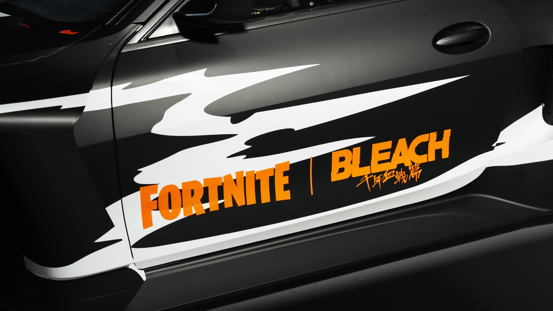 BMW M4 GT3 EVO Rennwagen im „BLEACH“-Design