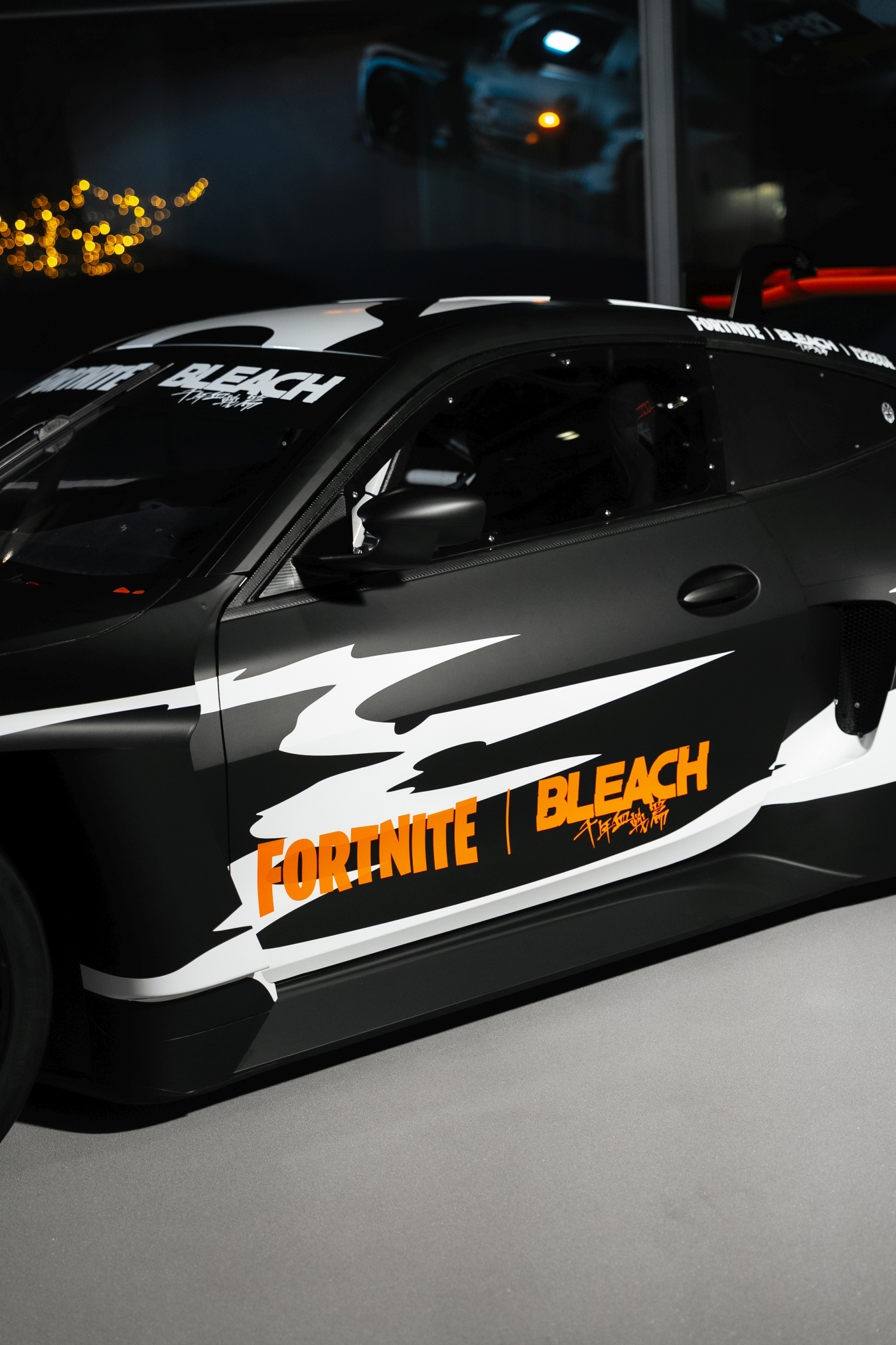 BMW M4 GT3 EVO Rennwagen im „BLEACH“-Design