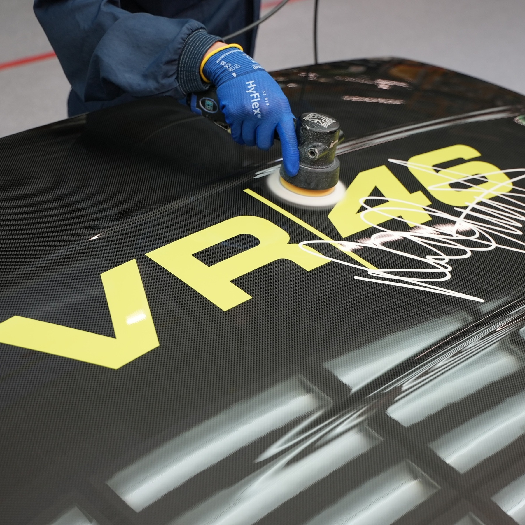 Beim BMW M4 CS Edition VR46 trifft Großserien-Effizienz auf Handarbeit.