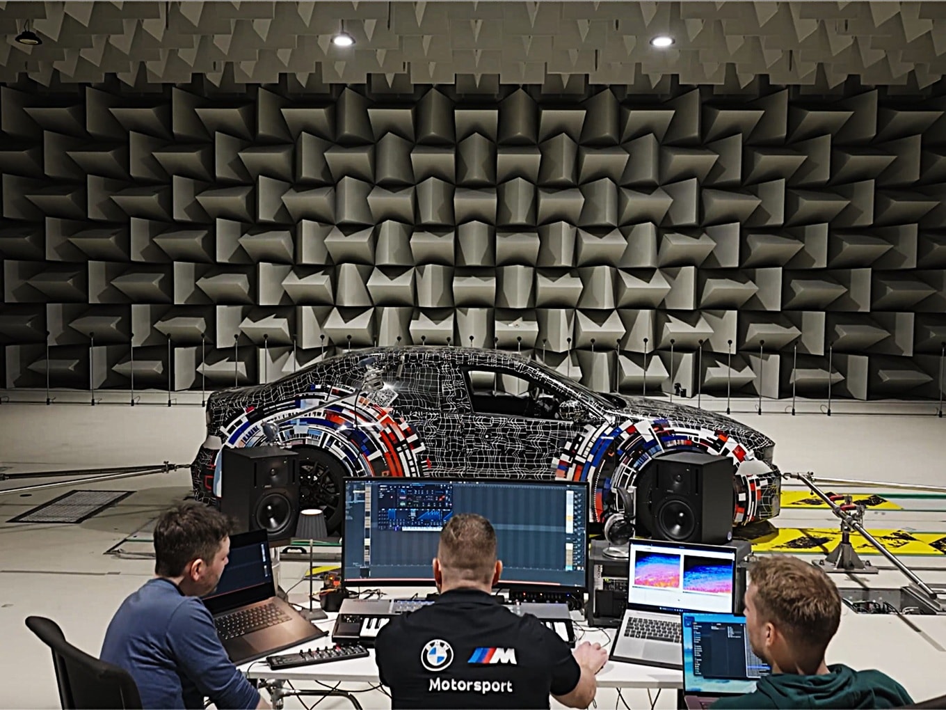 Toningenieure im Akustikraum von BMW M.