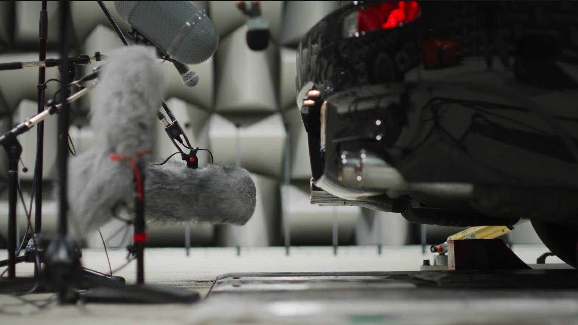 Diverse Mikrofone, die vor der Abgasanlage eines BMW M6 Cabrio E64 angeordnet sind.