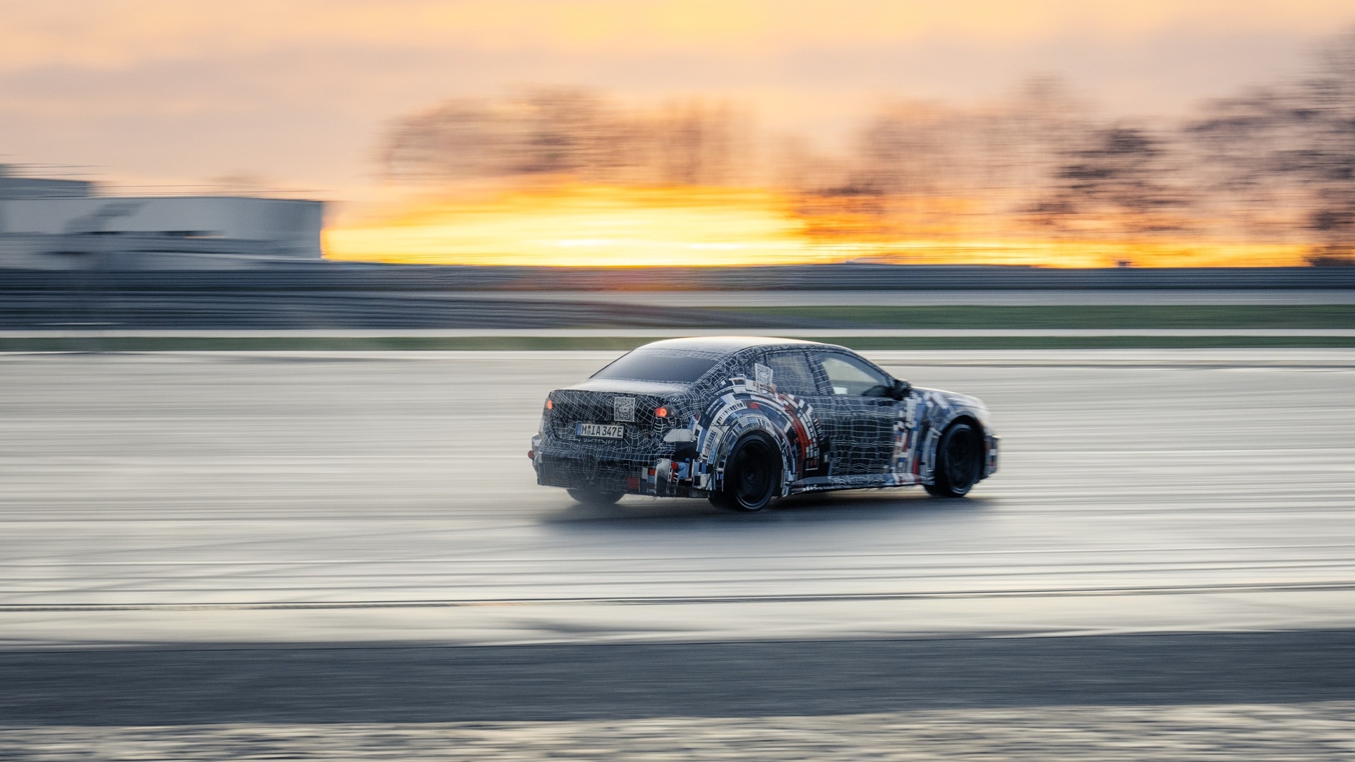 BMW M Testfahrzeug für den Elektroantrieb während einer Testfahrt auf einer Testststrecke.