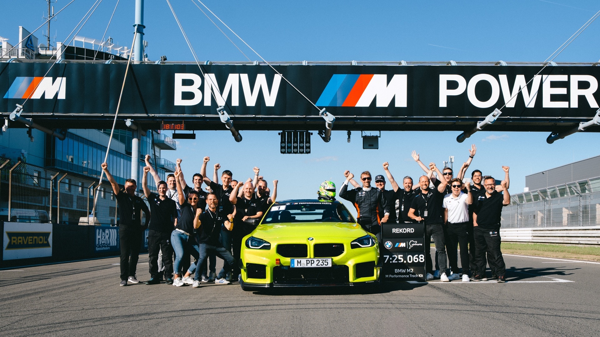 ON TRACK FOR A RECORD LAP. - Nordschleifen-Rekord für BMW M2 mit M Performance Track Kit.